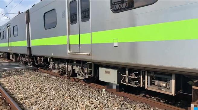 斗南鎮石龜火車站北邊平交道今天下午3點44分發生行人與火車發生碰撞事故，傷者（照片右下角）明顯死亡。（民眾提供）