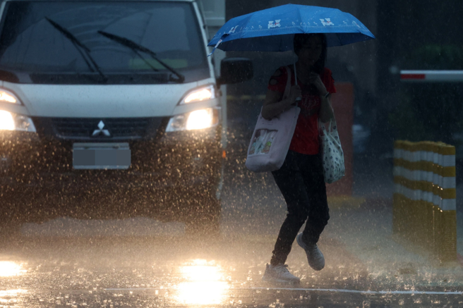 隨著氣候變遷及極端氣候，為防止災害風險增加，台北市花巨資興建維護水利設施，不過審計部審核報告發現，台北市雨水下水道目前尚有18件管線橫越案件還未改善完成，影響排水效果。（示意圖／本報資料照片）