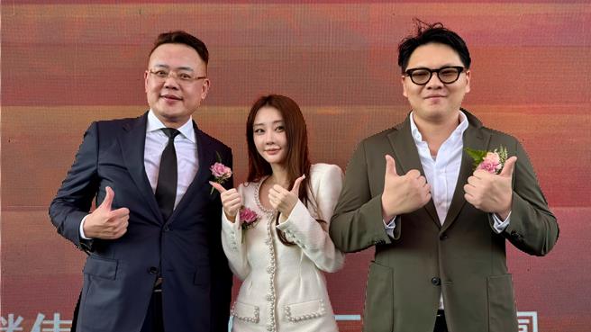 「AI慕光城」今日动土，清景麟集团创办人林聪麟（左）、清景麟集团董事长林湘宁（中）、三地集团执行长锺育霖等人主持动土。（柯宗纬摄）