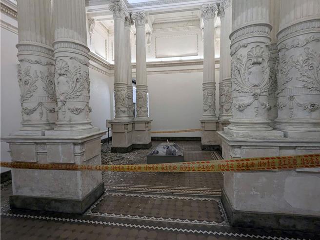 国定古蹟台南地方法院内模型室前方天花板，30日下午4点50分许突然不明原因塌落，现场立即拉起封锁线，避免人员靠近。（台南地院提供／洪荣志台南传真）