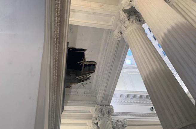 国定古蹟台南地方法院内模型室前方天花板，30日下午4点50分许突然不明原因塌落，现场立即拉起封锁线，避免人员靠近。（台南地院提供／洪荣志台南传真）