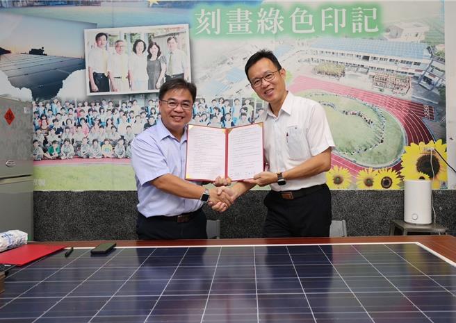 沅碁光电董事长郑博文与义仁国小校长陈永升签署百万助学金合作备忘录，每年捐给校方20万元，连续6年共捐120万元。（嘉义县政府提供∕吕妍庭嘉义传真）