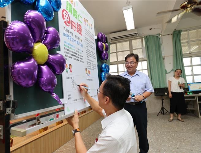 沅碁光电董事长郑博文（左）与义仁国小签署百万助学金合作备忘录，每年捐给校方20万元，连续6年共捐120万元。（嘉义县政府提供∕吕妍庭嘉义传真）