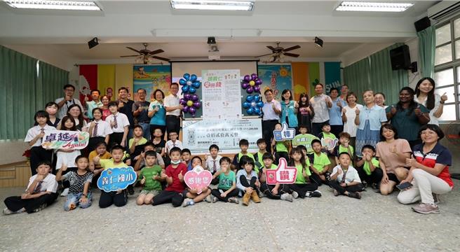 捐赠仪式今在义仁国小举行，师生都来共襄盛举。（嘉义县政府提供∕吕妍庭嘉义传真）