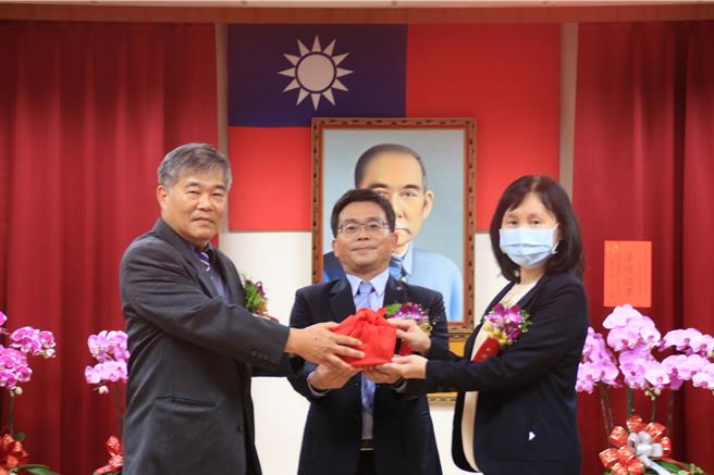 台电澎湖区处新、卸任处长交接，澎湖女婿交棒澎湖女儿。交接典礼31日由台电副总经理（中）主持监交，卸任处长罗元良（左）陞任新竹区处处长，遗缺由路奎琛（右）接任。（许逸民摄）