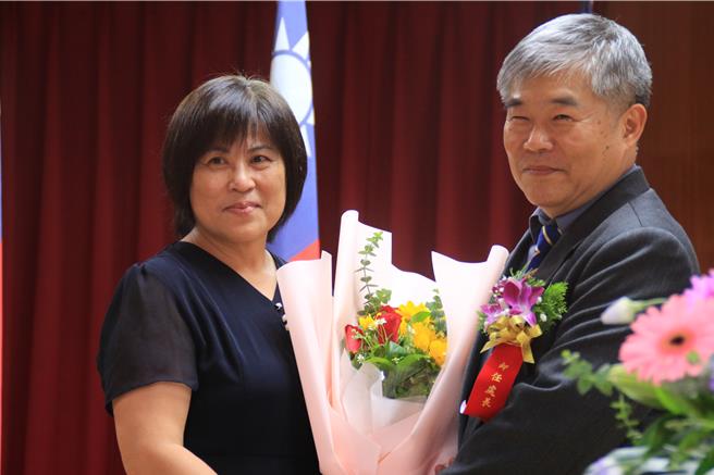台电澎湖区处新、卸任处长31日交接，澎湖女婿交棒澎湖女儿。荣陞新竹区处的卸任处长罗元良（右），由妻子上台献花。（许逸民摄）