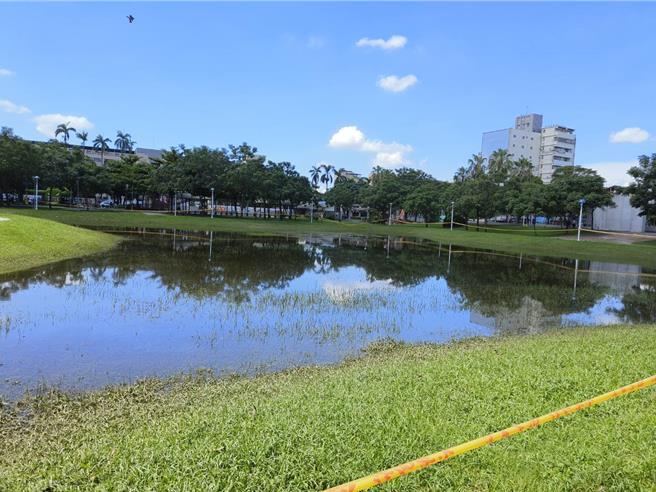 嘉义市文化公园滞洪池此次凯米颱风蓄满水，连日来逐渐排泄消退。（廖素慧摄）