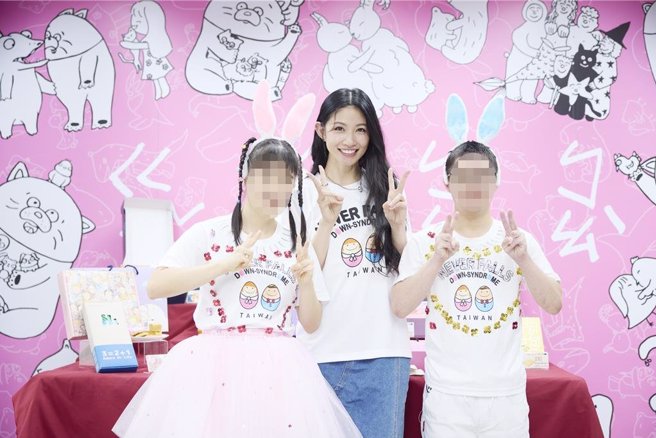 唐氏症基金会则用绿电生产手工饼乾，设计多款「减碳绿色」中秋限量礼盒。（唐氏症基金会提供／林良齐台北传真）