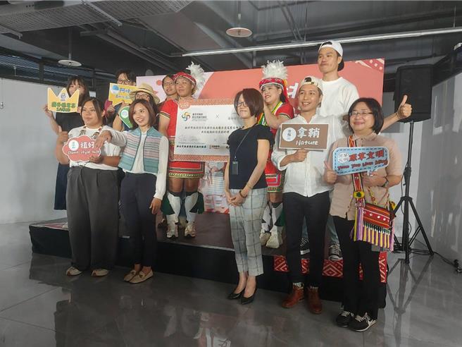 原民局長Siku Yaway與滬尾藝文休閒園區總經理特助林佳慧（前排右三）與新北原創好禮店家合照。（張鎧乙攝）