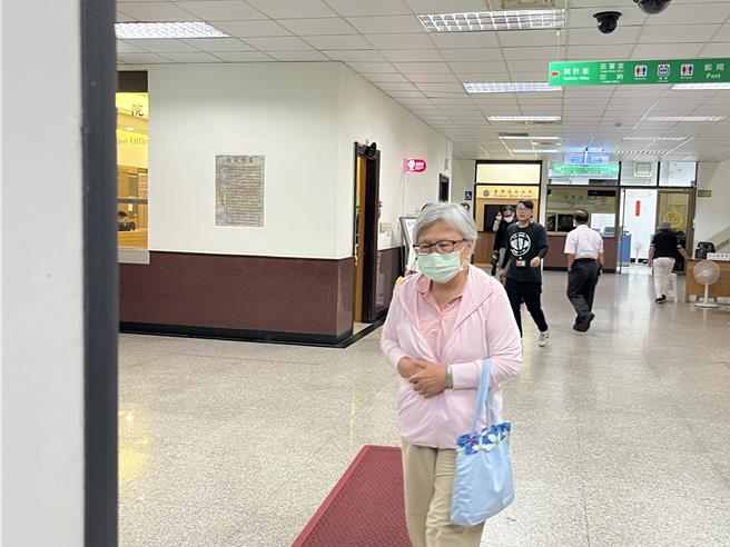 前交通部长郭瑶琪（见图）涉贪遭判刑8年入狱服刑，2016年保外就医至今，郭女声请再审，台湾高等法院31日开庭，她满头白髮在律师的陪同下出庭（林伟信摄）