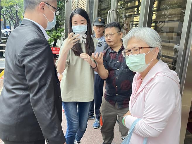 前交通部长郭瑶琪（图右）涉贪遭判刑8年入狱服刑，2016年保外就医至今，郭女声请再审，台湾高等法院31日开庭，她满头白髮在律师的陪同下出庭（林伟信摄）