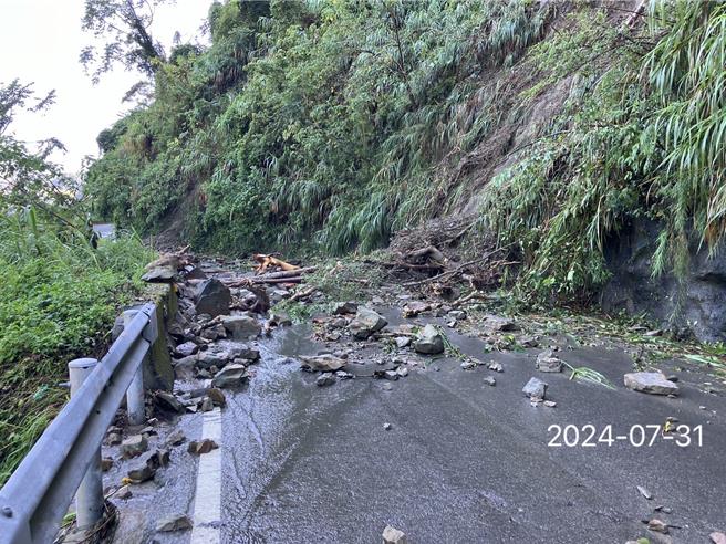 苗栗縣泰安鄉苗62線錦卦橋頭路段解除封路，鄉公所5度通報GOOGLE地圖更正未果。（苗栗縣政府提供／謝明俊苗栗傳真）