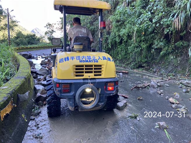 7月30日因大雨造成苗62線錦卦橋頭路段道路坍方，鄉公所已通報廠商搶通。（苗栗縣政府提供／謝明俊苗栗傳真）