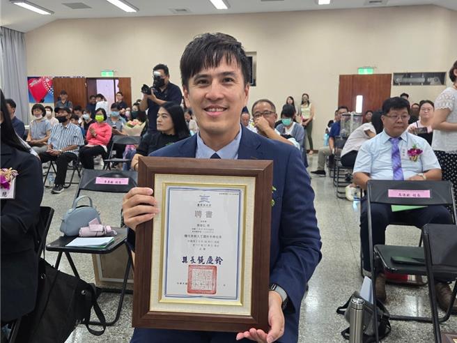 台东县113学年度高级中等以下学校校长布达暨交接典礼31日在台东县府大礼堂举行，新任校长代表、大王国中蔡章弘。（蔡旻妤摄）