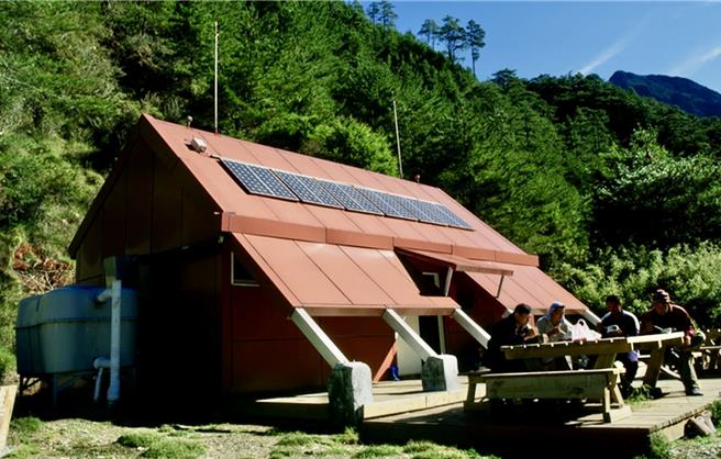 南投县6名救人员7月31日从大水窟兵分2路，从杜鹃营地及秀姑坪往中央金矿山屋，沿途都没发现失联山友。（玉山国家公园提供／杨静茹南投传真）