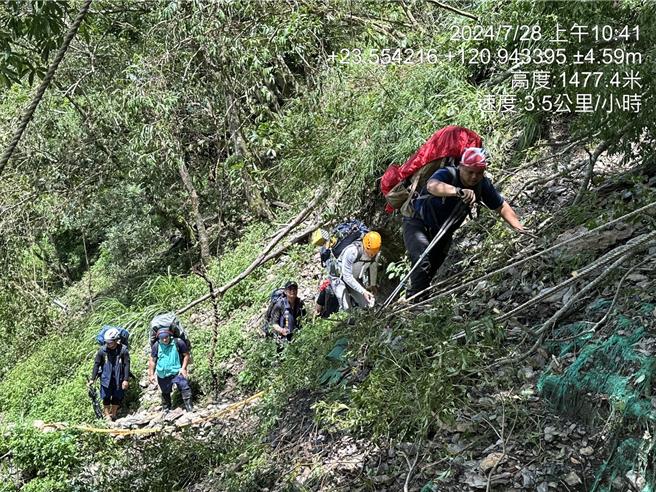 玉管处派员勘查八通关古道西段，即东埔登山口至云龙瀑布段的路况，发现多处崩塌，靠近云龙瀑布4公里处受损严重。（玉山国家公园提供／杨静茹南投传真）