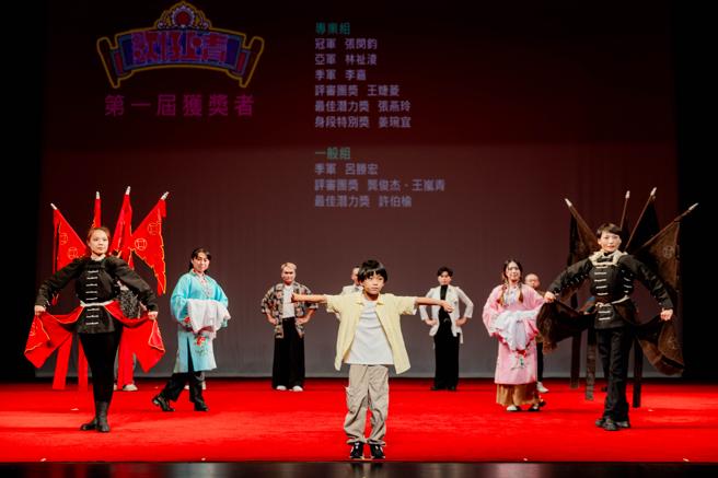 第一届青苗组季军七岁的蓝士轩（中）。（图／国立传艺中心）
