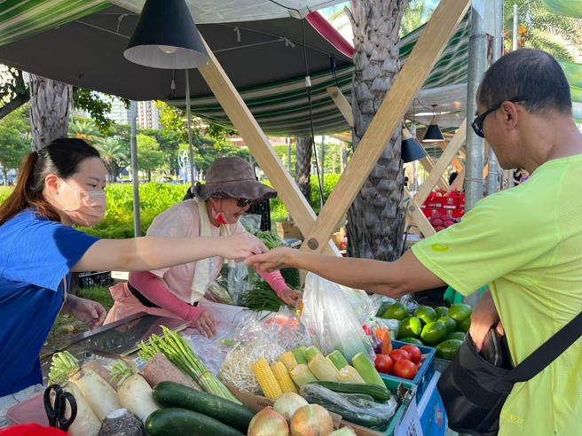 神農市集為小農提供了直接面對消費者的平台，讓小農能夠推廣自己的農產品，民眾在市集中也可以購買到最新鮮的當季水果。（圖／高雄市農業局）