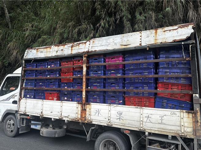 高雄原民会7月31日除送物资上山外，也协助桃源区的芒果农将芒果运送到台东贩卖，减少损失。（原民会提供／林瑞益高雄传真）