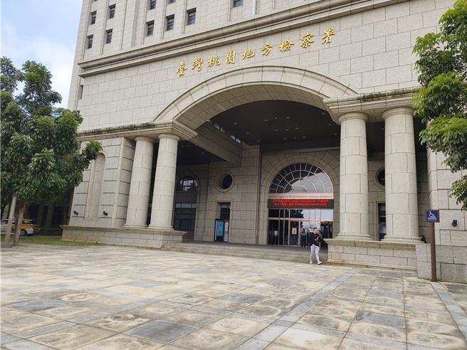 34岁王姓男子和运毒集团合作，以马来西亚令吉5000元（折合台币约3万8000余元）为报酬，5月30日从马来西亚夹带6.3公斤海洛因来台，在入境时被关务署台北关人员发现。桃园地检署依毒品罪起诉，并请法院量处王男16年有期徒刑，併科罚金10万元。（赖佑维摄）