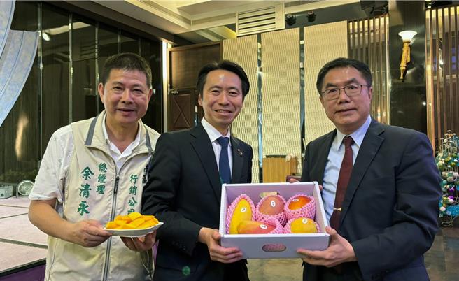 今年7月初日本山形市长佐藤孝弘率团造访台南时，市长黄伟哲特别送上有多种芒果的「芒果宝盒」。（市府提供／洪荣志台南传真）
