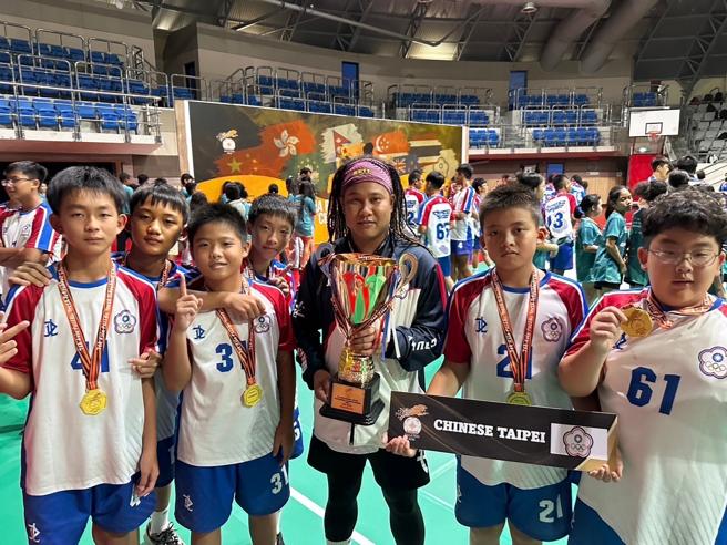 高雄市蔡文国小6位选手入选2024亚太杯中华U12代表队，与修德国小联手将冠军带回臺湾。（图片来源：高雄市教育局提供）