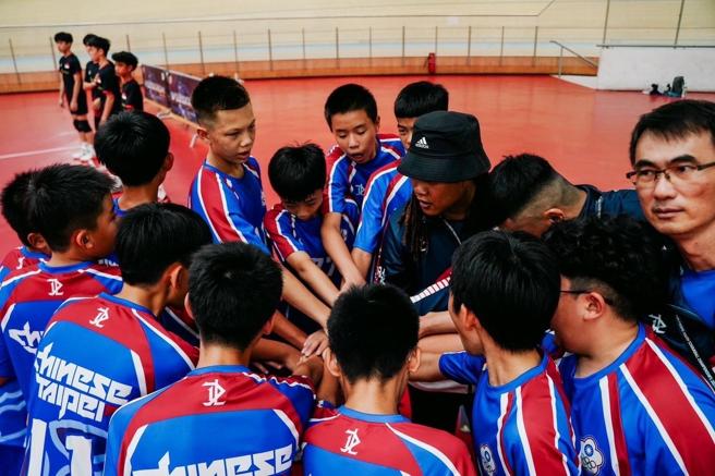 高雄市蔡文国小与臺北市修德国小巧固球队双强联手为臺湾争光。（图片来源：高雄市教育局提供）