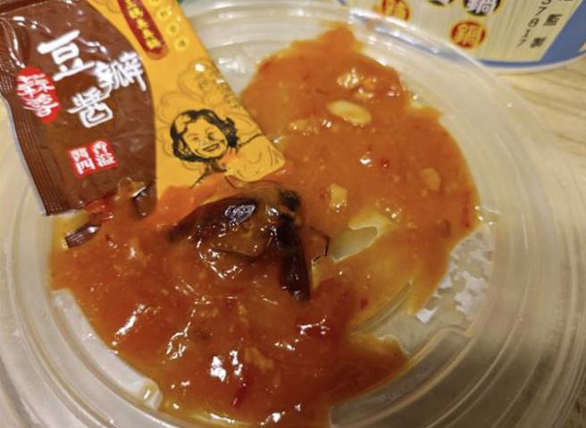 网友在Threads发文并PO照爆料点连锁火锅店外卖，加点蒜蓉包竟然有小强。（网友提供）