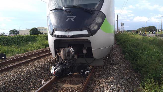 台鐵2013車次區間快車在斗南鎮與一名摩托車騎士發生碰撞，摩托車被推行100公尺。（民眾提供）