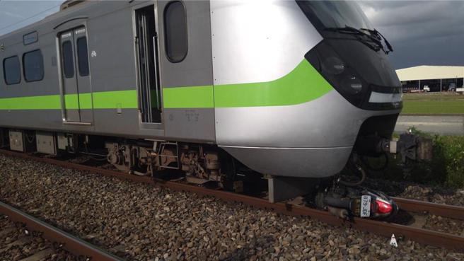 台鐵2013車次區間快車今天下午在斗南鎮與一名摩托車騎士發生碰撞，摩托車卡在車頭。（民眾提供）