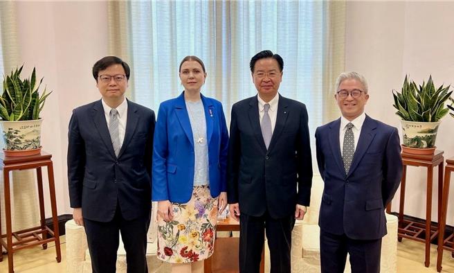 國安會祕書長吳釗燮(右二)31日接見立陶宛社會民主黨副主席莎卡琳恩(左二)(總統府提供)