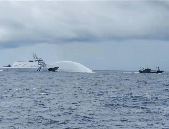 2024年7月31日澎湖县／违反大陆禁渔期规定并越界作业的陆渔船不敌我海巡舰艇水炮驱离，窜逃时误撞我渔船被陆海警带回。（渔民提供／许逸民澎湖传真）