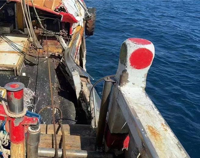 2024年7月31日澎湖县／违反大陆禁渔期规定并越界作业的陆渔船闽惠渔1486」，窜逃时误撞我「胜荣财36」渔船，造成「胜」船右船舷货舱2处破洞。（渔民提供／许逸民澎湖传真）