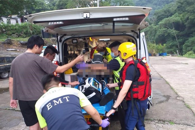 尖石乡锦屏溪31日下午发生溺水案件，消防局救援人员将OHCA的女学生，抬上救护车送往竹东荣民医院急救。（新竹县消防局提供／罗浚滨新竹传真）