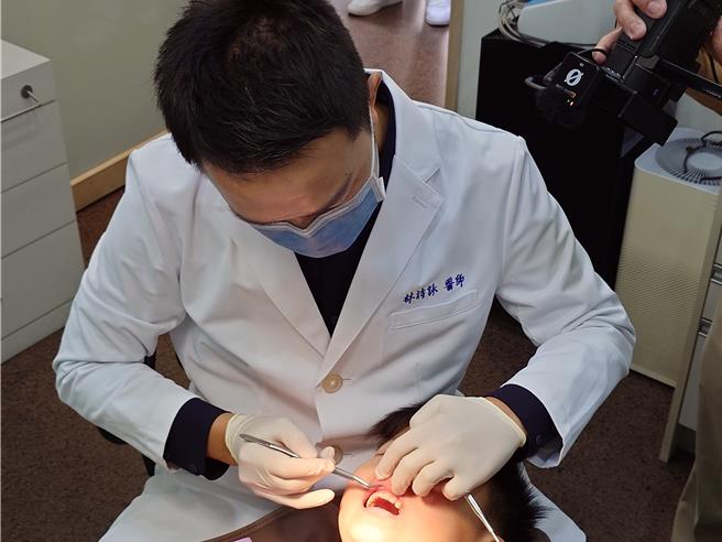 高雄1名小学生门牙迟迟少1颗，经照X光才发现是「阻生齿」作祟，经12个月治疗恢復健全牙齿。（任义宇摄）