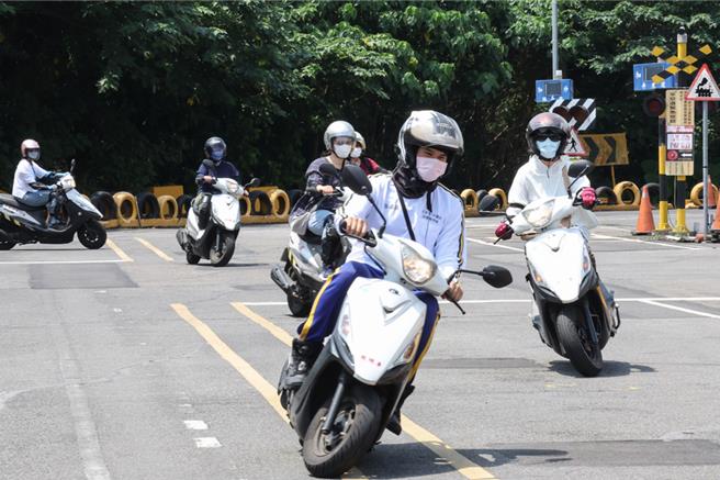 交通部公路局表示，近年推动外籍人士包含新住民及外籍侨生等，媒合机车驾训应有其成效。图为示意图。（本报资料照片）