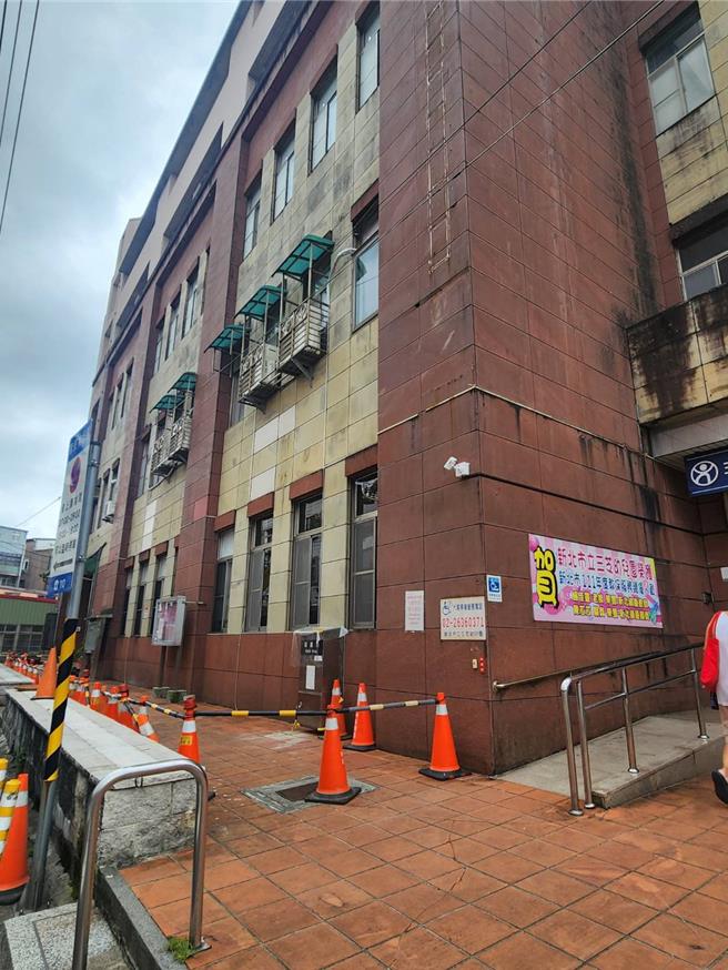 0403花莲大地震影响，三芝埔坪市民活动中心外墙2、3楼的大理石出现剥落。（新北市议员郑宇恩提供）