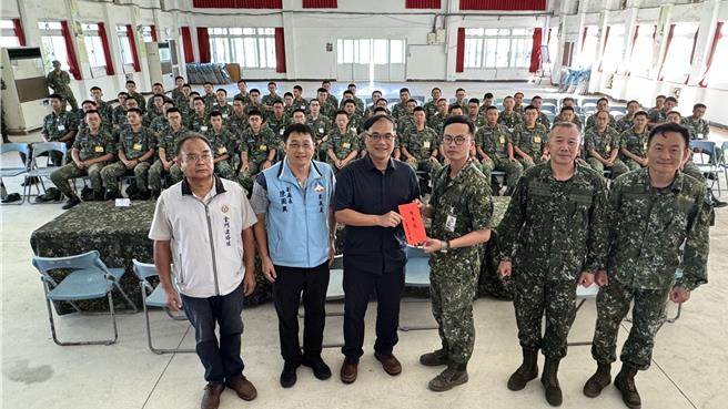 金门县政府今日下午由副县长李文良(左三)偕同相关人员，前往太湖干训班慰问县籍子弟兵服役现状，并致赠接训单位慰问品及劳军款，为役男加菜充电。(于家麒摄)