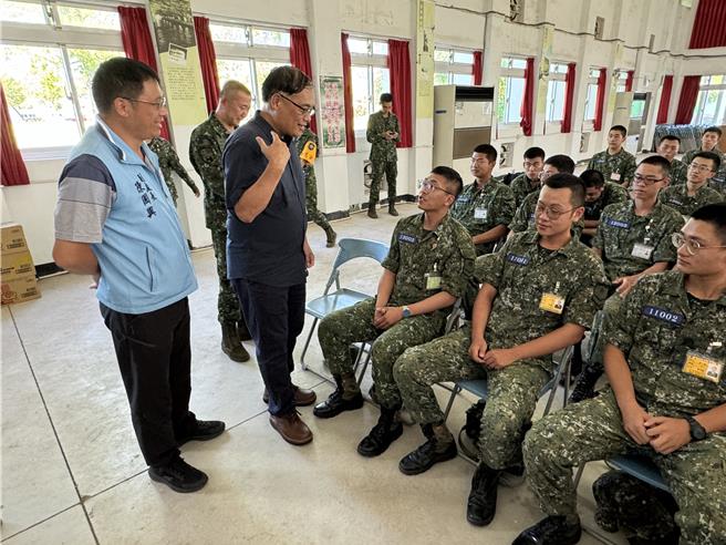 金门县副县长李文良(左二)叮嘱役男，夏天炎热，操课期间要多补充水份，身体如有不适应立即向干部报告并及时就医。(于家麒摄)