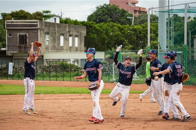 在南山平時並肩合作的工作夥伴，也一起在運動場上比拚，精采程度媲美專業賽事。(南山人壽提供／洪凱音台北傳真)