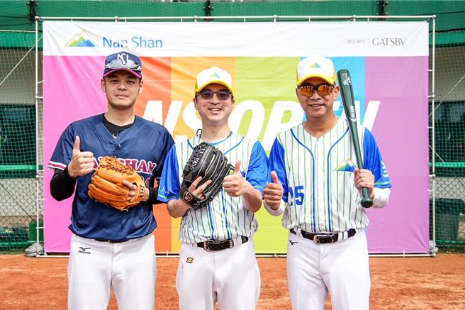 南山人壽董事長尹崇堯(中)表示，NS OPEN是個可以讓所有南山人聚在一起的年度體育活動。(南山人壽提供／洪凱音台北傳真)