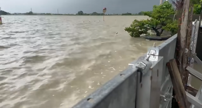 台南市后壁区的百年米厂「芳荣米厂」，日前PO出防洪影片，防水闸门外一片汪洋惊呆2万名网友。（图／翻摄自脸书「芳荣米厂」）