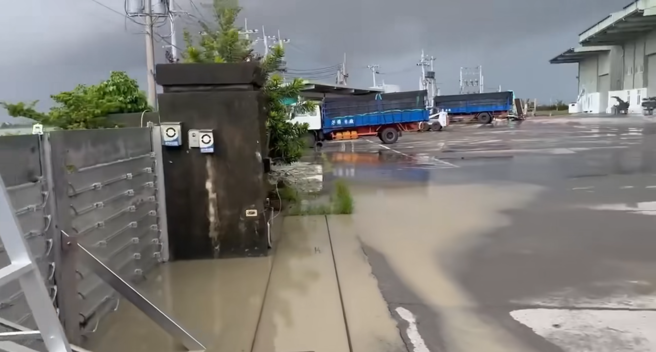 台南市后壁区的百年米厂「芳荣米厂」，日前PO出防洪影片，防水闸门内则是部分地势低处积水。（图／翻摄自脸书「芳荣米厂」）
