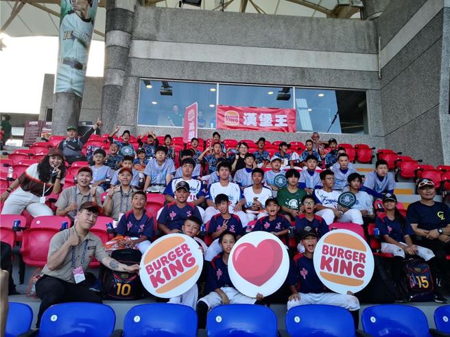 皇家美食旗下的汉堡王邀请花莲国中、小棒球员一起看棒球，并享用汉堡。图／皇家美食提供