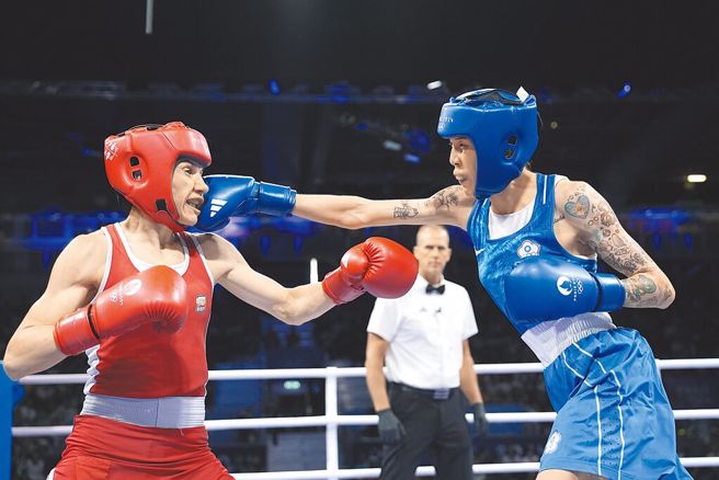 黃筱雯(右)一度打掉對手牙套，卻因踩腳遭誤判為擊倒而最終輸給保加利亞頭號種子佩洛娃(左)，全民扼腕。（示意圖／美聯社）