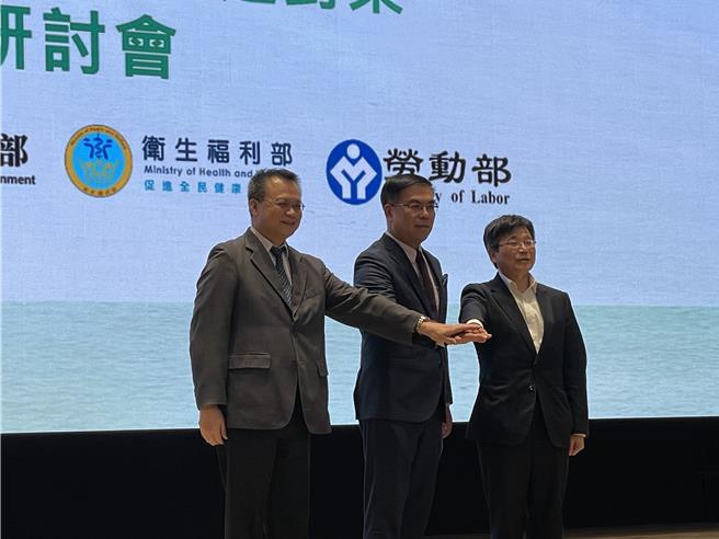環境部今天與衛福部、勞動部舉辦「氣候變遷—高溫調適對策研討會」。（蔡佩珈攝）