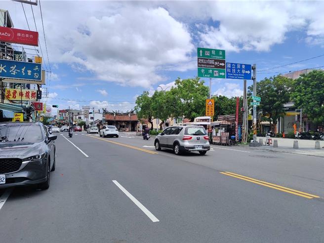 屏東縣內埔鄉廣濟路段媽祖廟至圓環區間違規停車嚴重，民眾頻繁檢舉。（警方提供／謝佳潾屏東傳真）