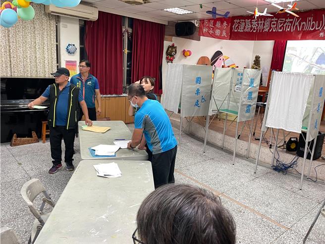 苏花安行经路段，秀林乡克尼布（和平）部落今办谘商同意投票，出席户数踊跃，开始开票确认赞成与反对。（苏花改工程处提供／王志伟花莲传真）