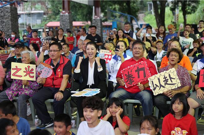 拳击好手甘家葳代表台湾参加巴黎奥运男子拳击71公斤级赛事，南投县长许淑华与其亲友一起为他加油。（南投县政府提供／杨静茹南投传真）