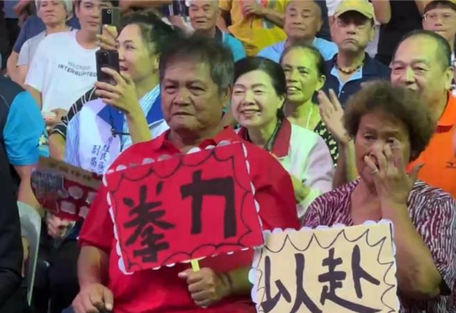 甘家葳出战美国选手琼斯，比赛过程中阿嬷揪着脸，不舍甘家葳。（民眾提供／杨静茹南投传真）